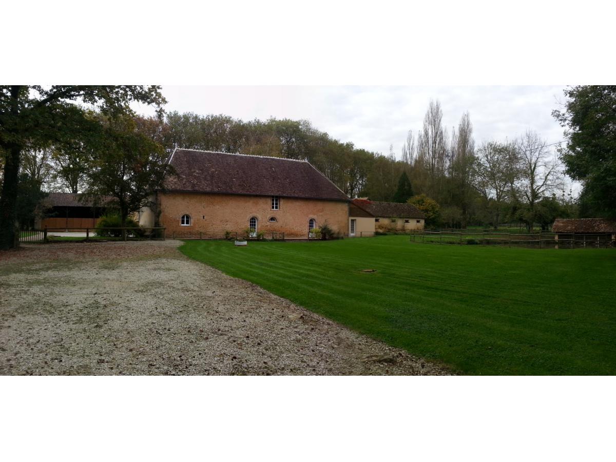 Le parc, situé à l'arrière du gîte, pourra, par exemple, accueillir vos invités pour un vin d'honneur<br>